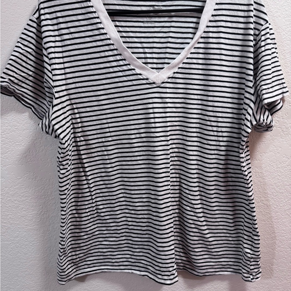 Universal Thread Black & White Striped V-Neck Tee